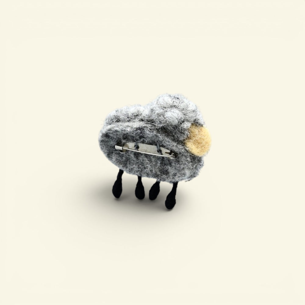 the felt sheep – wool felt sheep brooch, detail, uggaz