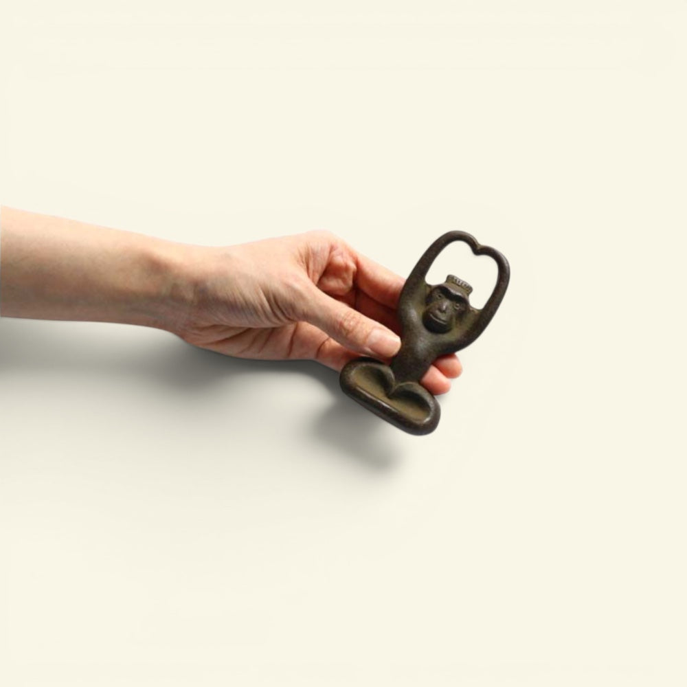 the crowned monkey – cast iron bottle opener, detail 5, uggaz