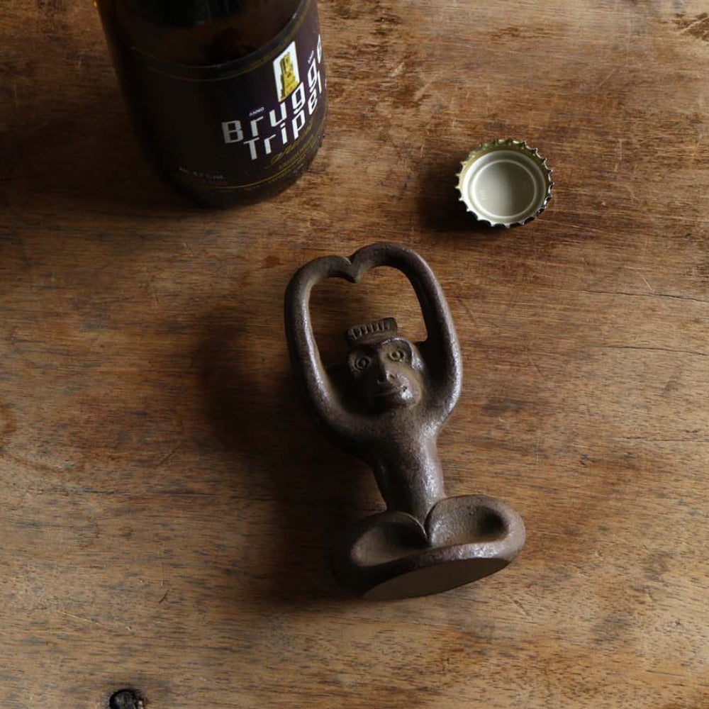 the crowned monkey – cast iron bottle opener, detail 2, uggaz