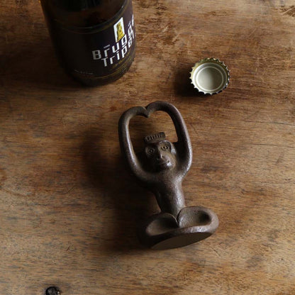 the crowned monkey – cast iron bottle opener, detail 2, uggaz