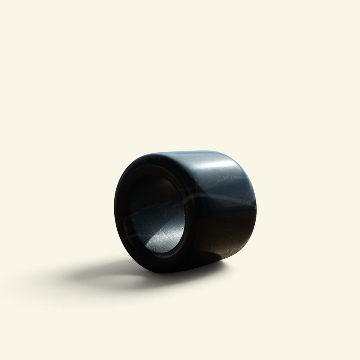 the bianstone ring – black stone thumb ring, detail 2, uggaz
