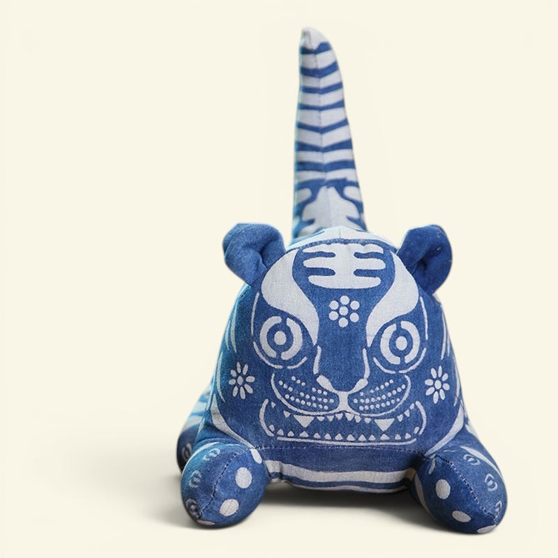 the indigo tiger – batik cloth tiger, hand-drawn indigo pattern, detail 1, uggaz