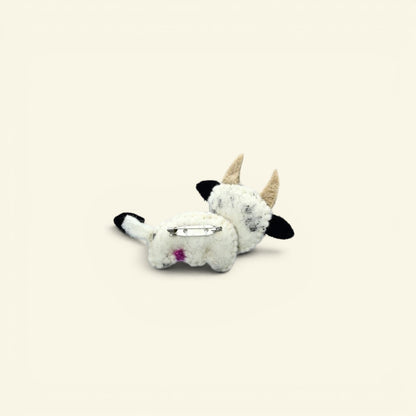 the felt cow – wool felt cow brooch, detail 2, uggaz