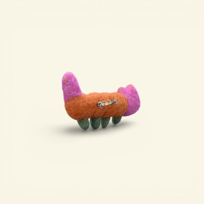 the long cat – wool felt cat brooch, back view showing metal pin clasp, uggaz