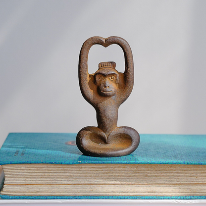 the crowned monkey – cast iron bottle opener, detail 3, uggaz