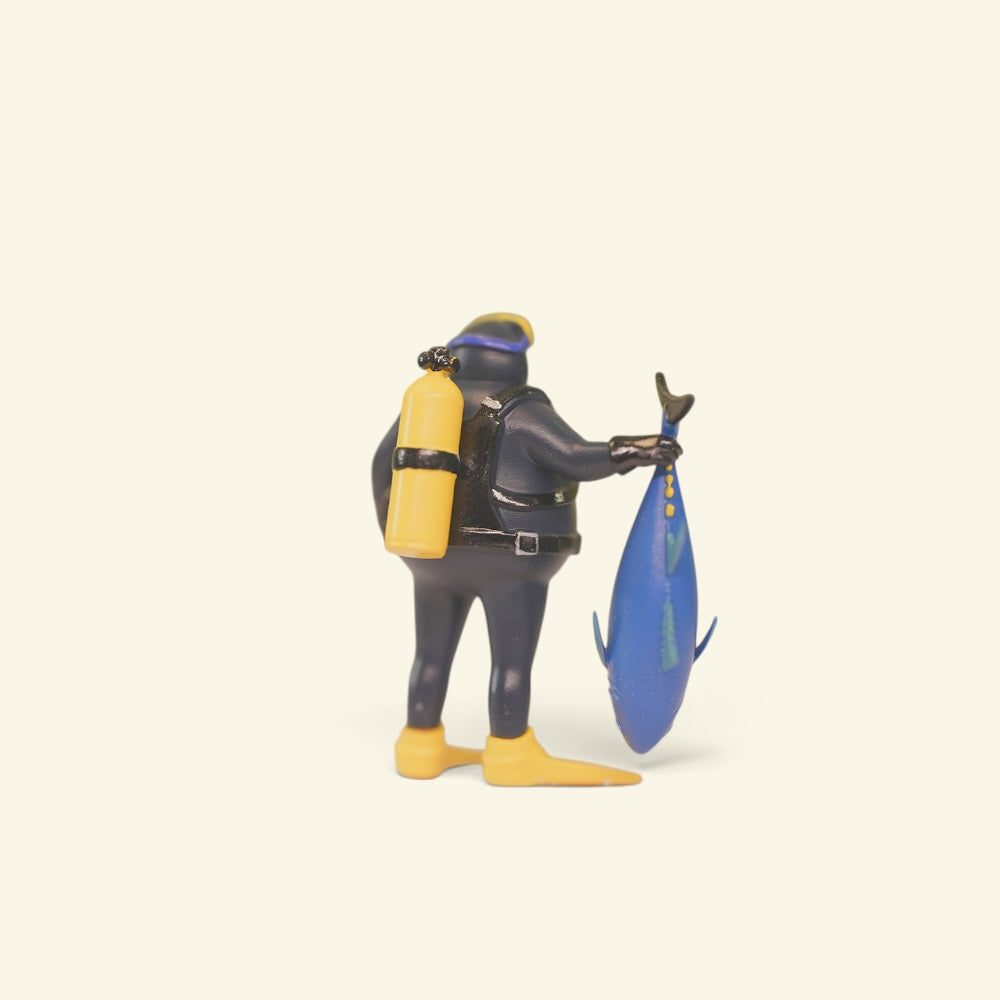 back view of the diver with yellow scuba tank, holding a blue tuna