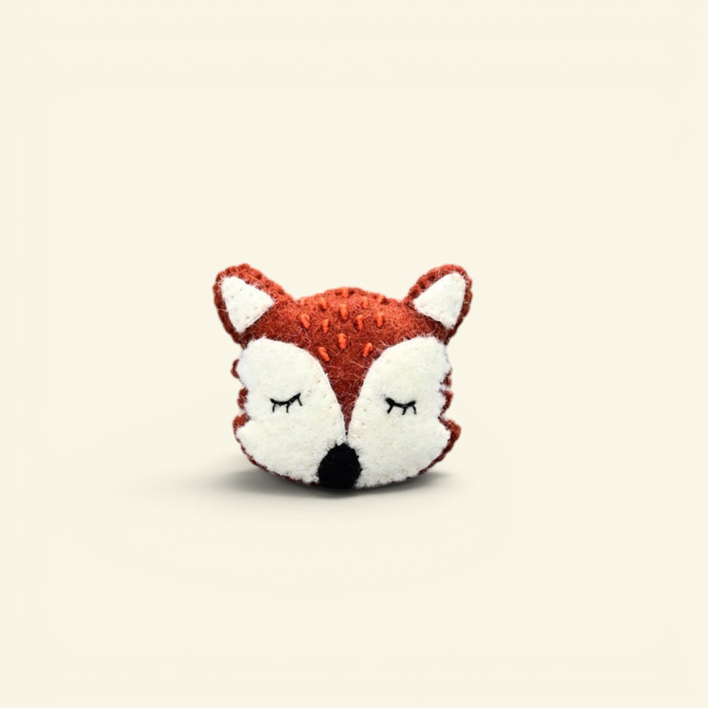 the felt woods – wool felt sleepy fox brooch, orange and cream with closed eyes, uggaz