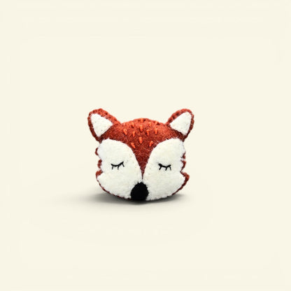 the felt woods – wool felt sleepy fox brooch, orange and cream with closed eyes, uggaz