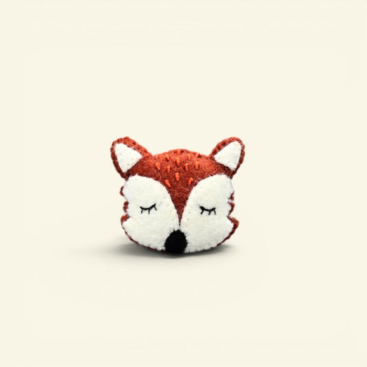 the felt woods – wool felt sleepy fox brooch, orange and cream with closed eyes, uggaz